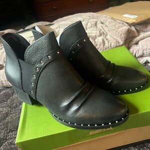 New in box Earth Delrio Chelsea Boots Size 8.5